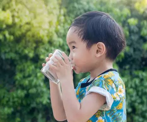 गर्मी में बच्चों को भी पिलाएं पानी