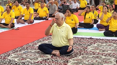 मुख्य सचिव ने जनेश्वर मिश्रा पार्क में किया योगाभ्यास