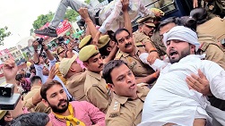 सांसद संजय सिह के आवास पर ईडी की छापामारी,कार्यकर्ताओं ने दी गिरफ्तारी