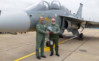 प्रधानमंत्री ने स्वदेशी लड़ाकू विमान में भरी उड़ान