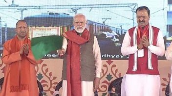 प्रधानमंत्री ने वाराणसी से मऊ़-दोहरीघाट मेमू ट्रेन को दिखायी हरी झण्डी