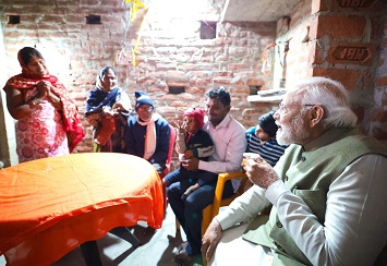 अयोध्या में मीरा के घर चाय पीने पहुंचे मोदी