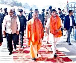 मुख्यमंत्री ने हनुमानगढ़ी में टेका मत्था