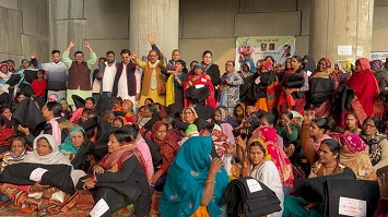 रंग लाया राजेश्वर सिंह का 'कंबल वितरण महाभियान'