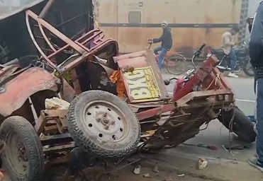 ट्रैक्टर ने ई-रिक्शा को मारी टक्कर चालक की मौत