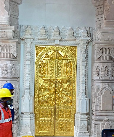 राम मंदिर में लगा पहला स्वर्ण द्वार